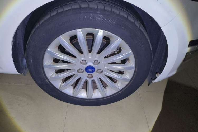 Used Ford Mondeo 2011 2.0L GTDi 200 Fashion Edition Right Front Wheel Hub