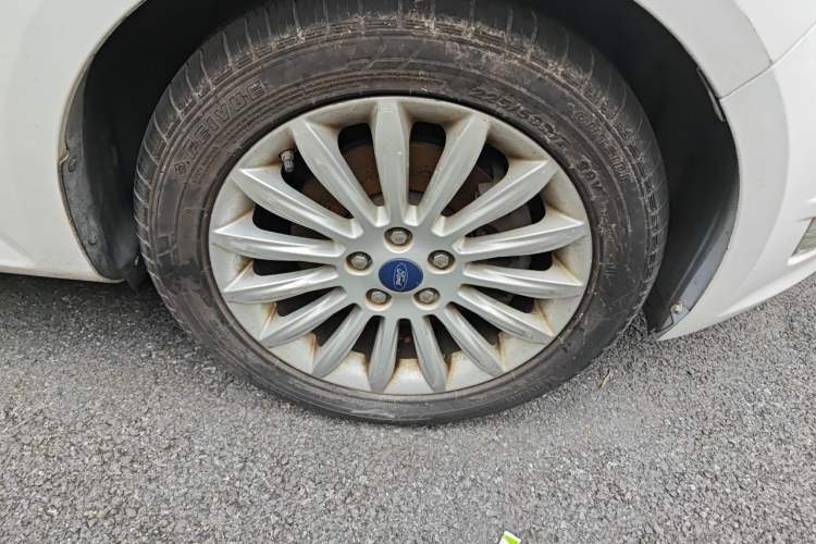 Used Ford Mondeo 2011 2.0L GTDi 200 Fashion Edition Right Front Wheel Hub