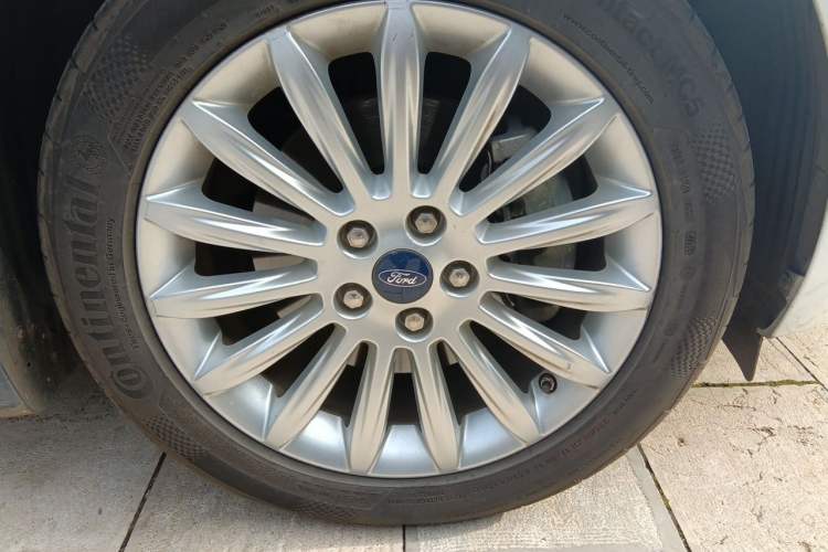 Used Ford Mondeo 2011 2.0L GTDi 200 Luxury Edition Right Front Wheel Hub