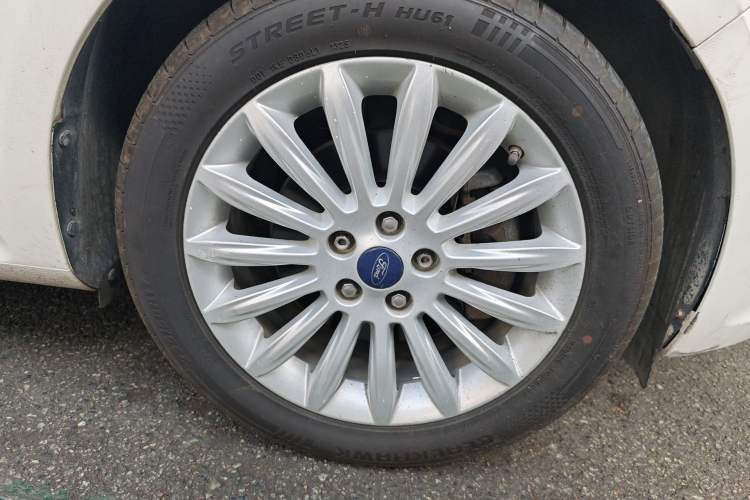 Used Ford Mondeo 2011 2.0L GTDi 200 Fashion Edition Right Front Wheel Hub
