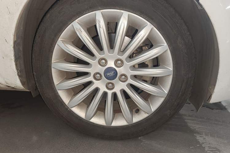 Used Ford Mondeo 2011 2.0L GTDi 200 Luxury Edition Right Front Wheel Hub