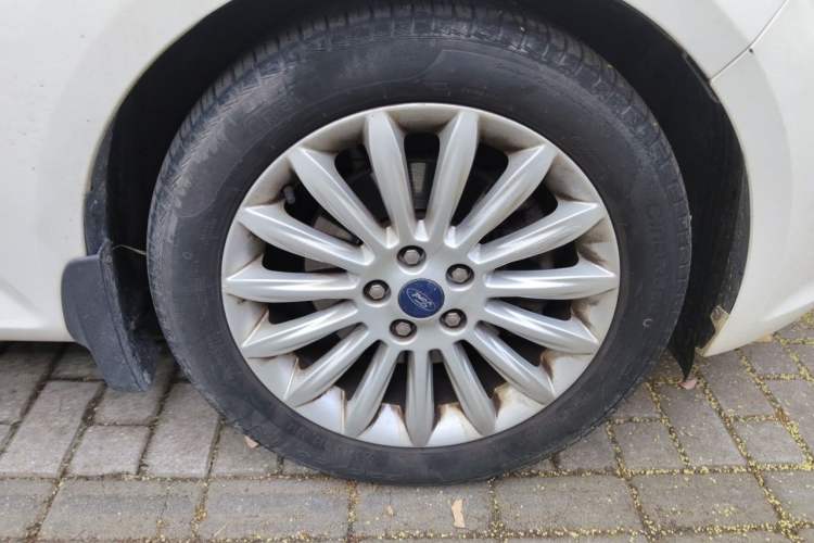 Used Ford Mondeo 2011 2.0L GTDi 200 Fashion Edition Right Front Wheel Hub