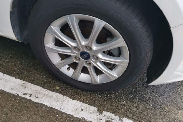 Used Ford Mondeo 2011 2.3L Fashion Edition Right Front Wheel Hub