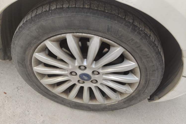 Used Ford Mondeo 2011 2.0L GTDi 200 Fashion Edition Right Front Wheel Hub