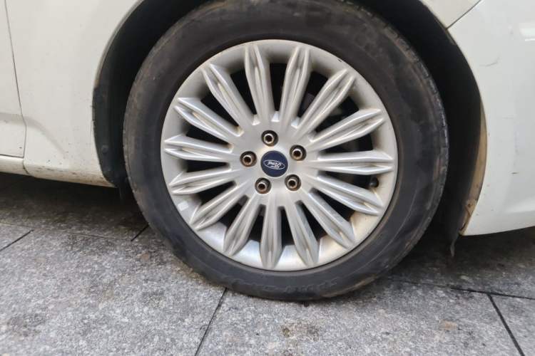 Used Ford Mondeo 2011 2.0L GTDi 200 Luxury Edition Right Front Wheel Hub