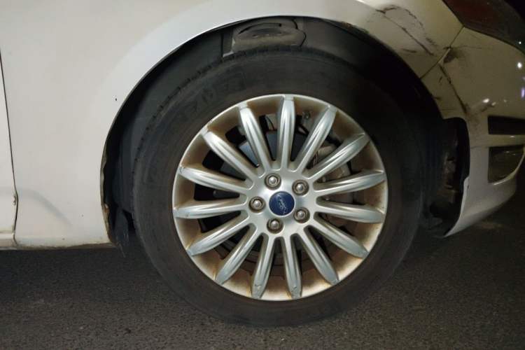 Used Ford Mondeo 2011 2.0L GTDi 200 Luxury Edition Right Front Wheel Hub