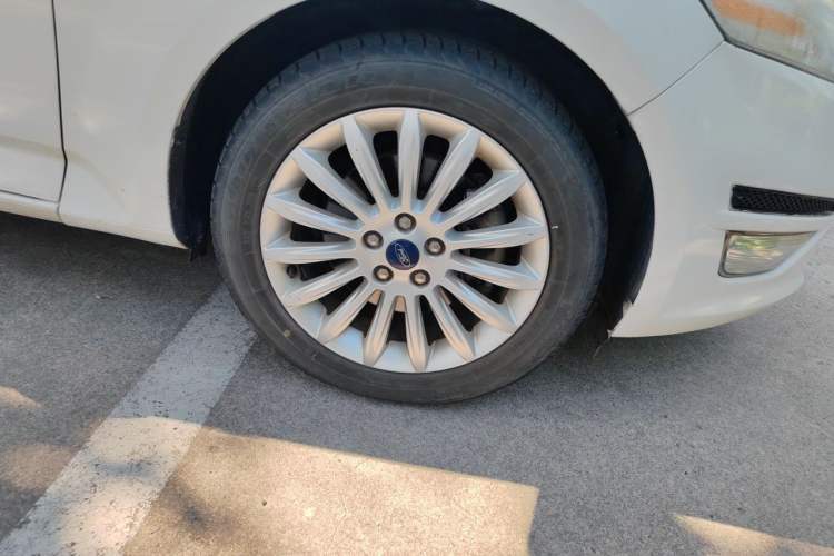 Used Ford Mondeo 2011 2.0L GTDi 200 Luxury Edition Right Front Wheel Hub