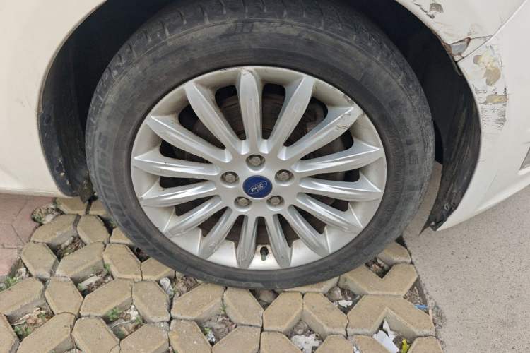 Used Ford Mondeo 2011 2.0L GTDi 200 Fashion Edition Right Front Wheel Hub
