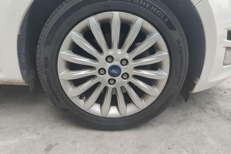 Used Ford Mondeo 2011 2.0L GTDi 200 Luxury Edition Right Front Wheel Hub