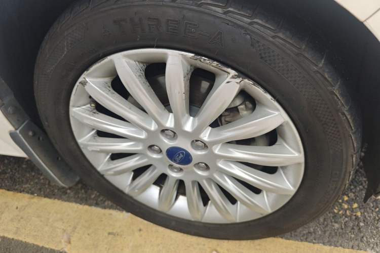 Used Ford Mondeo 2011 2.0L GTDi 200 Fashion Edition Right Front Wheel Hub