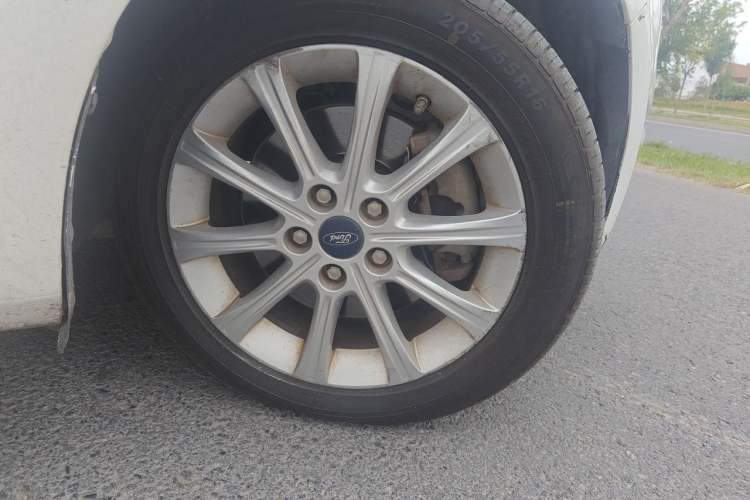 Used Ford Mondeo 2011 2.3L Fashion Edition Right Front Wheel Hub