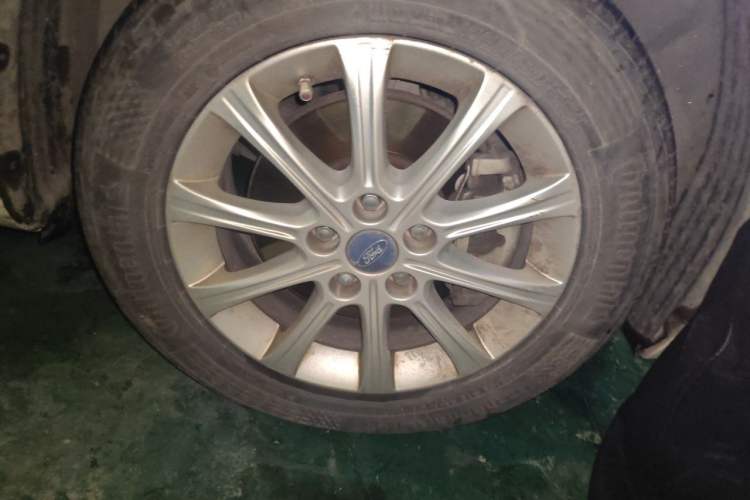Used Ford Mondeo 2011 2.3L Fashion Edition Right Front Wheel Hub