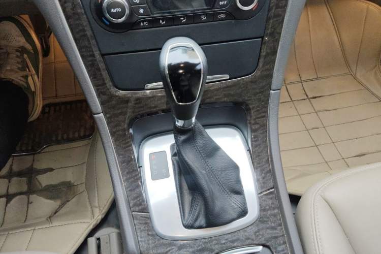 Used Ford Mondeo 2011 2.0L GTDi 200 Fashion Edition Gear Lever