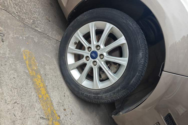 Used Ford Mondeo 2011 2.3L Fashion Edition Right Front Wheel Hub