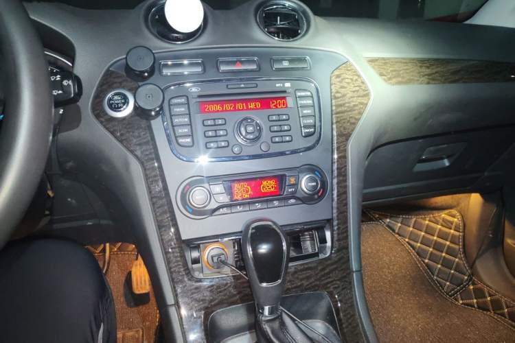 Used Ford Mondeo 2013 2.3L Luxury Model Audio And AC Panel
