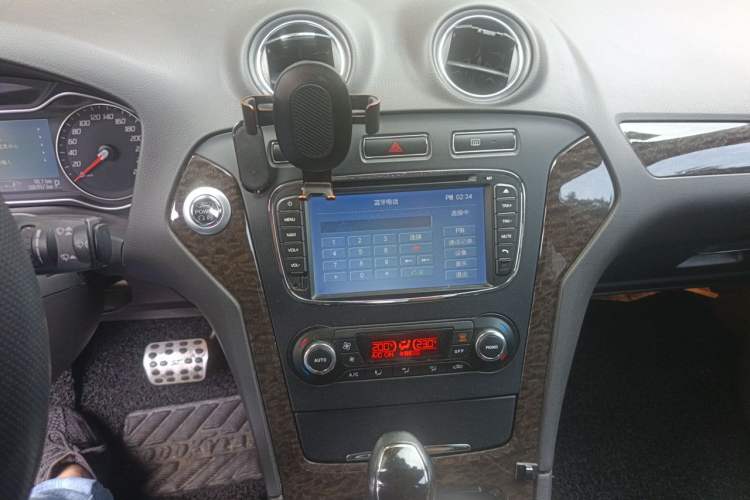 Used Ford Mondeo 2013 2.3L Luxury Model Audio And AC Panel