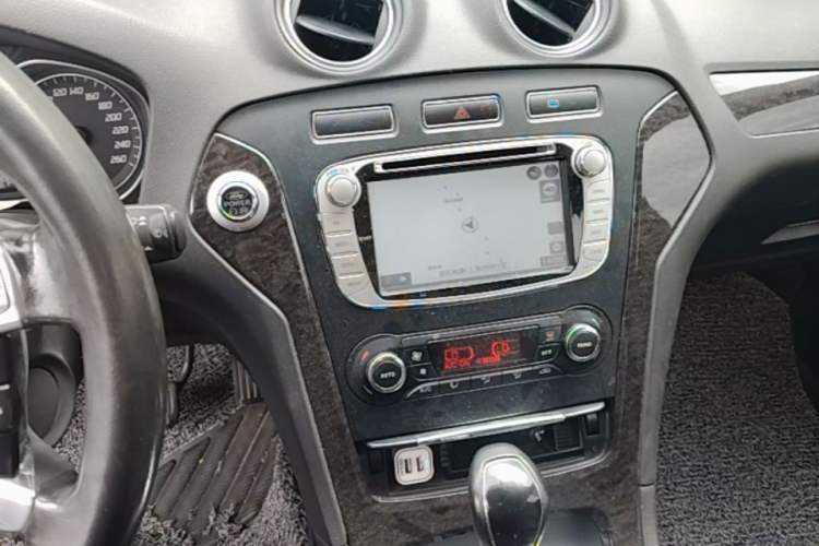 Used Ford Mondeo 2013 2.3L Luxury Model Audio And AC Panel