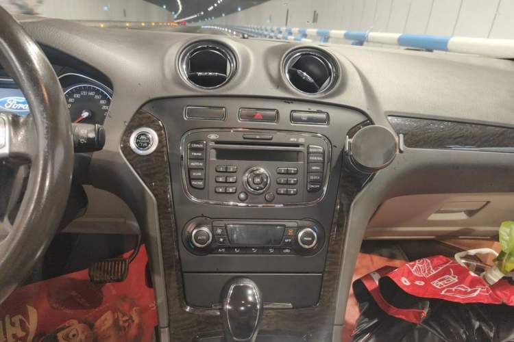 Used Ford Mondeo 2013 2.3L Luxury Model Audio And AC Panel