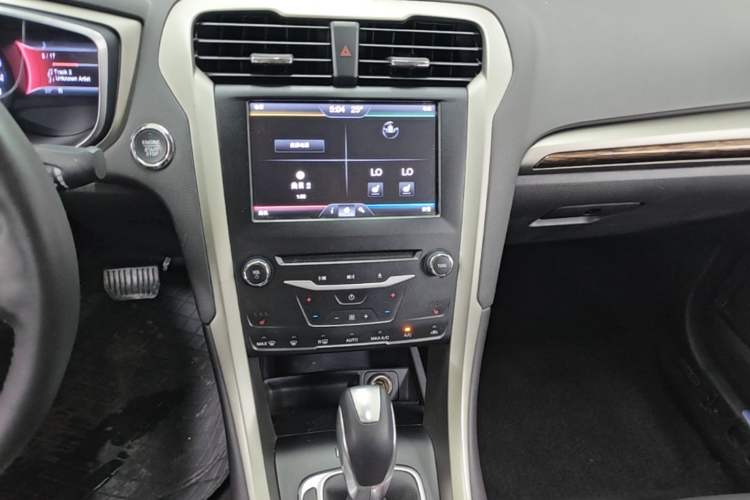 Used Ford Mondeo 2013 2.0L GTDi 200 Luxury Model Audio And AC Panel