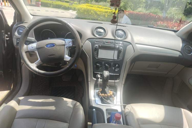 Used Ford Mondeo 2013 2.3L Fashion Edition Center Console