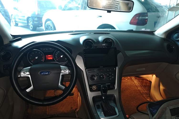 Used Ford Mondeo 2013 2.3L Fashion Edition Center Console
