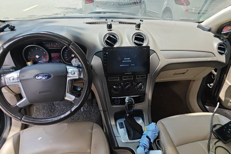 Used Ford Mondeo 2013 2.3L Fashion Edition Center Console