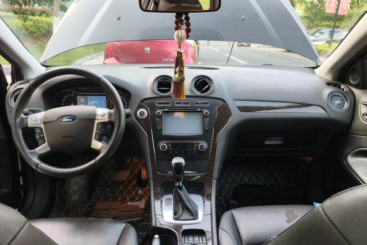 Used Ford Mondeo 2013 2.3L Luxury Model Center Console