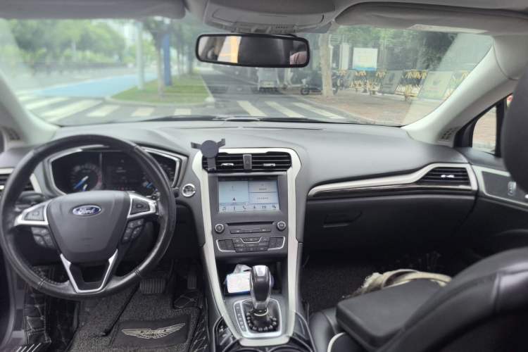 Used Ford Mondeo 2013 2.0L GTDi 200 Fashion Edition Center Console