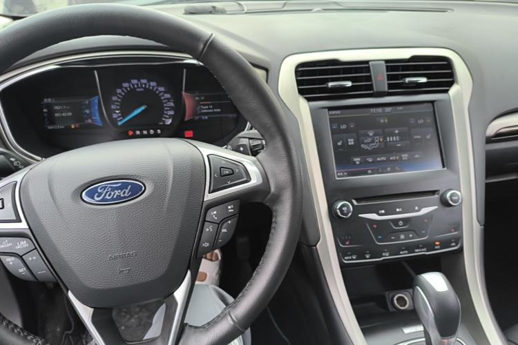 Used Ford Mondeo 2013 2.0L GTDi 200 Luxury Model Center Console