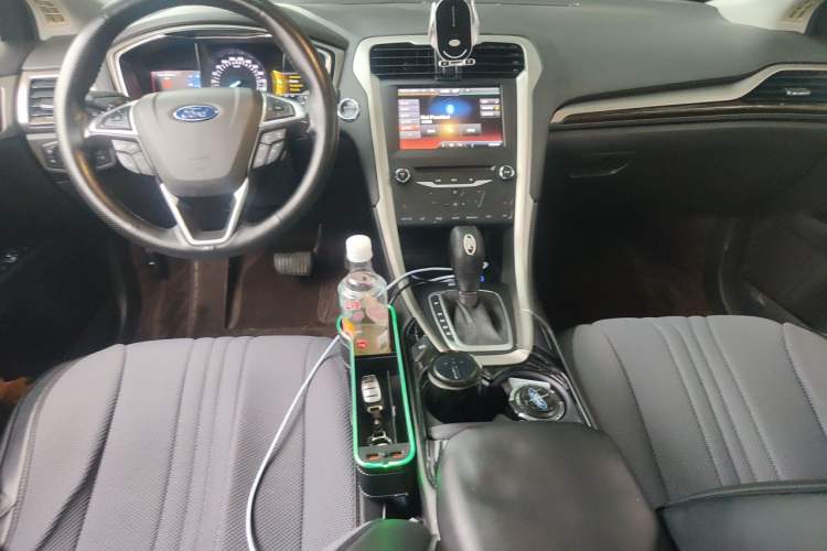 Used Ford Mondeo 2013 2.0L GTDi 200 Luxury Model Center Console