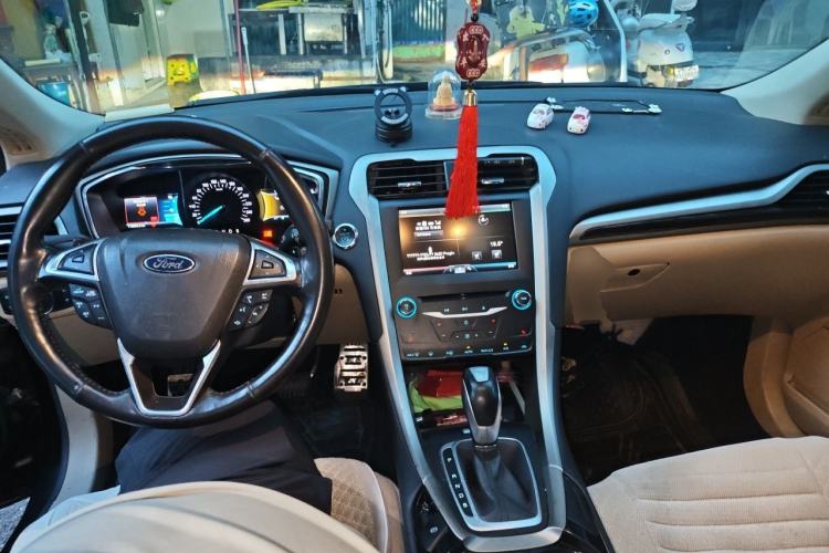 Used Ford Mondeo 2013 2.0L GTDi 200 Luxury Model Center Console