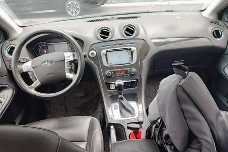 Used Ford Mondeo 2013 2.3L Luxury Model Center Console