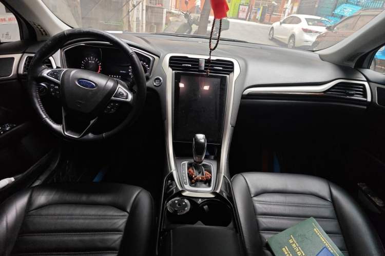 Used Ford Mondeo 2013 2.0L GTDi 200 Fashion Edition Center Console