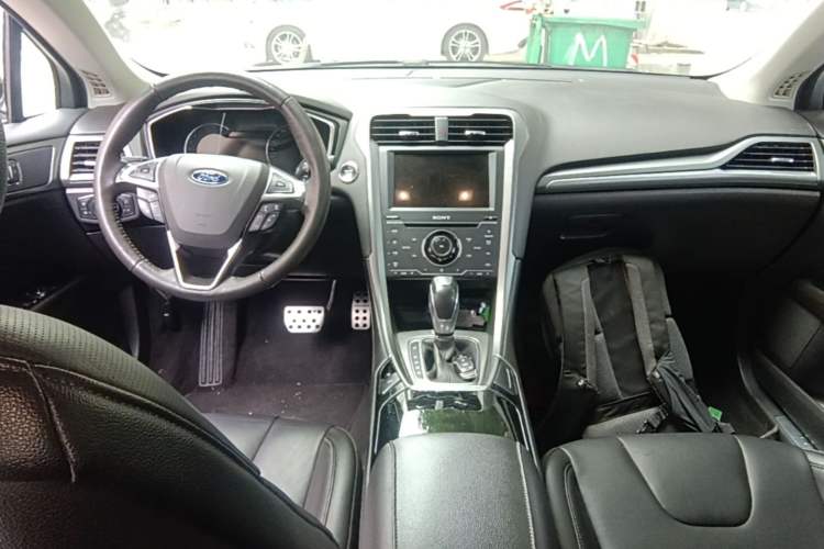 Used Ford Mondeo 2013 2.0L GTDi240 Luxury Sport Model Center Console