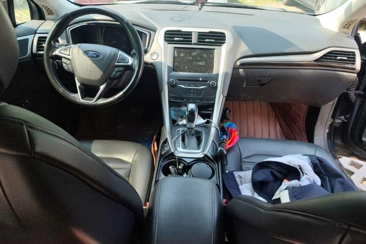 Used Ford Mondeo 2013 2.0L GTDi 200 Luxury Model Center Console
