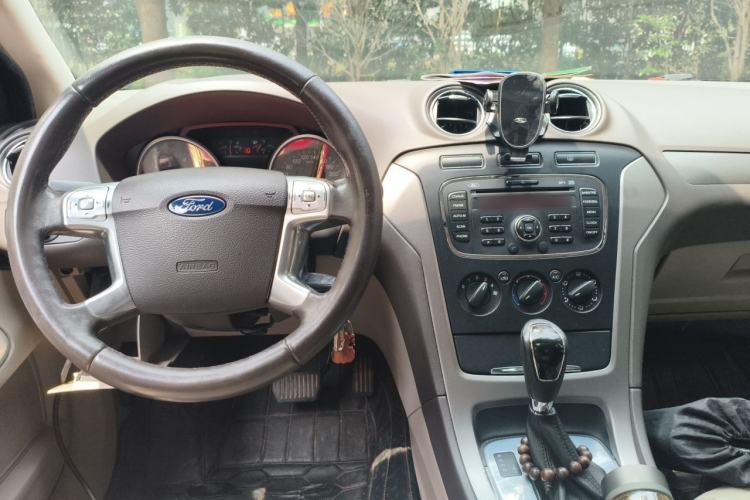 Used Ford Mondeo 2013 2.3L Fashion Edition Center Console