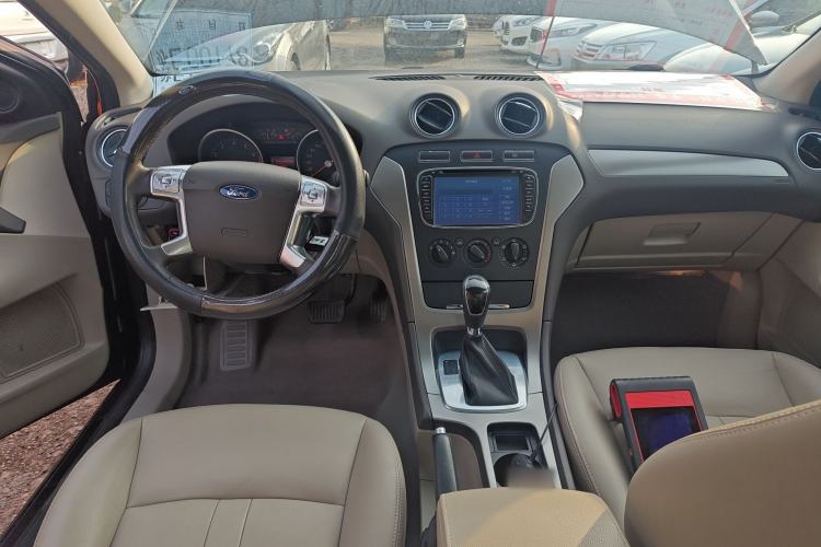 Used Ford Mondeo 2013 2.3L Fashion Edition Center Console