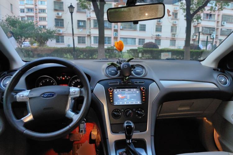 Used Ford Mondeo 2013 2.3L Fashion Edition Center Console
