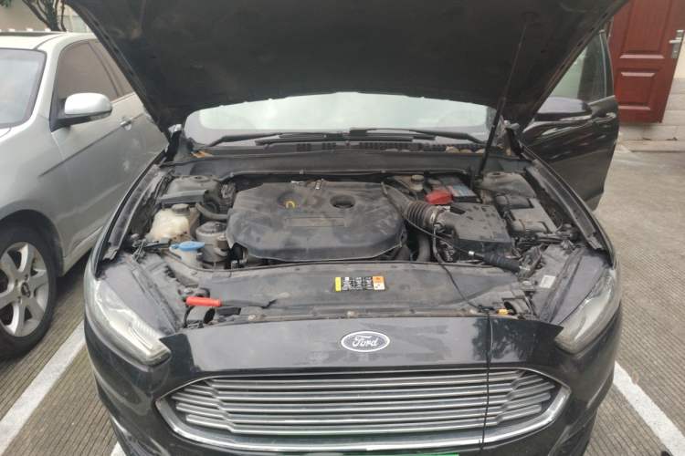 Used Ford Mondeo 2013 2.0L GTDi 200 Luxury Model Engine Bay