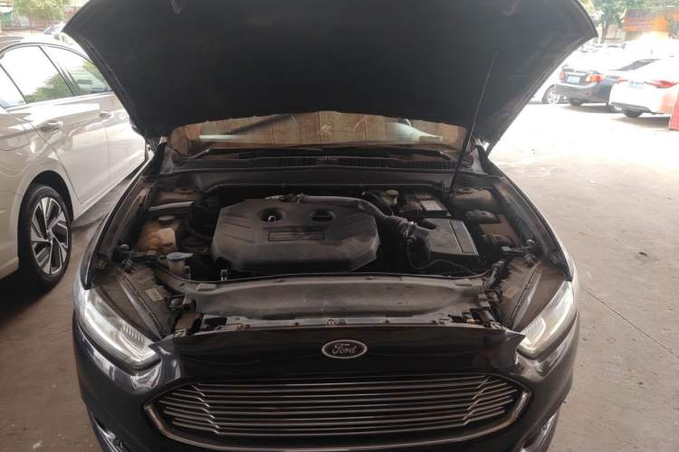 Used Ford Mondeo 2013 2.0L GTDi 200 Luxury Model Engine Bay