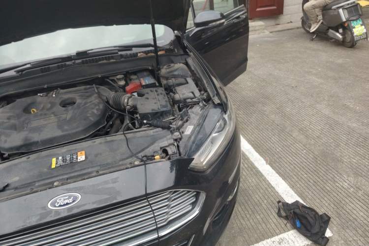 Used Ford Mondeo 2013 2.0L GTDi 200 Luxury Model Engine Bay Left