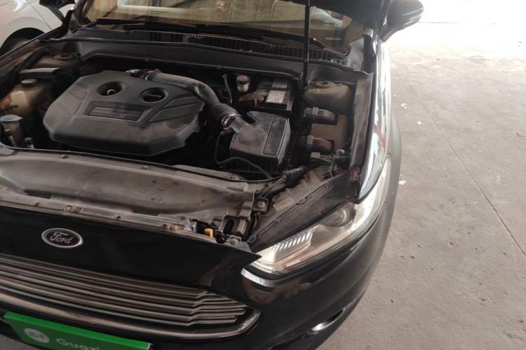Used Ford Mondeo 2013 2.0L GTDi 200 Luxury Model Engine Bay Left