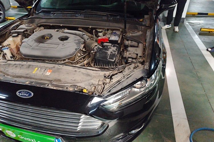 Used Ford Mondeo 2013 2.0L GTDi 200 Luxury Model Engine Bay Left
