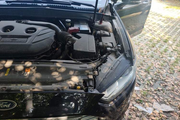 Used Ford Mondeo 2013 2.0L GTDi 200 Luxury Model Engine Bay Left