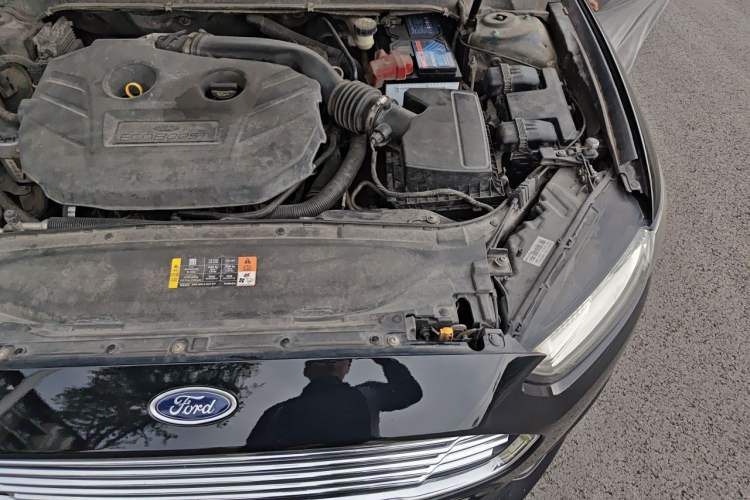 Used Ford Mondeo 2013 2.0L GTDi240 Luxury Sport Model Engine Bay Left