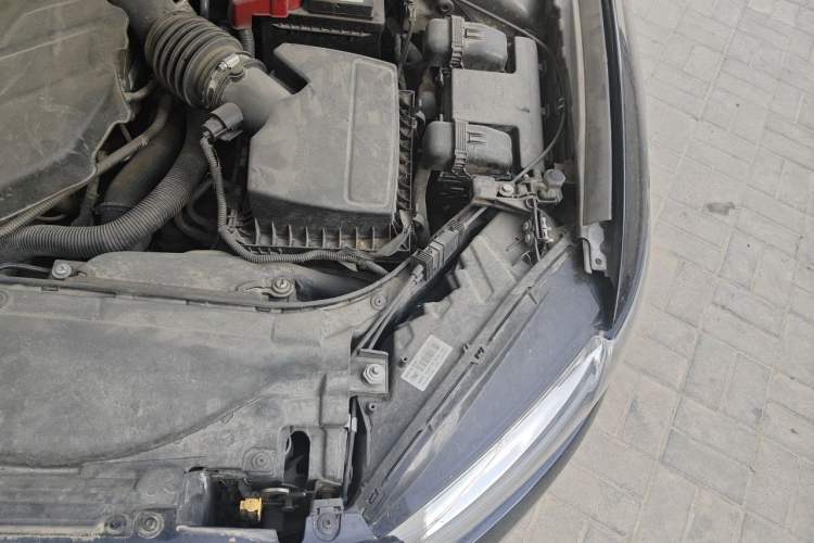 Used Ford Mondeo 2013 2.0L GTDi 200 Luxury Model Engine Bay Left
