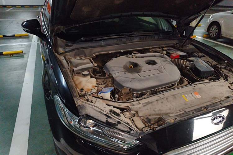 Used Ford Mondeo 2013 2.0L GTDi 200 Luxury Model Engine Bay Right