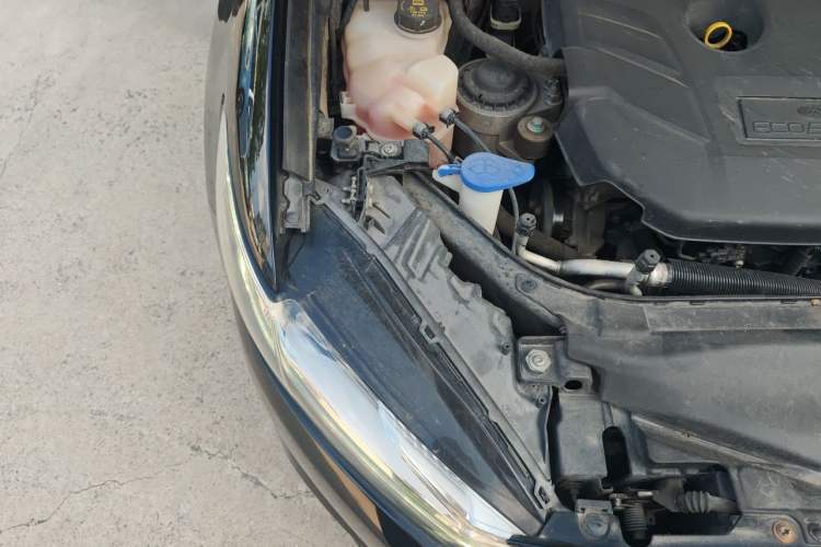 Used Ford Mondeo 2013 2.0L GTDi 200 Luxury Model Engine Bay Right