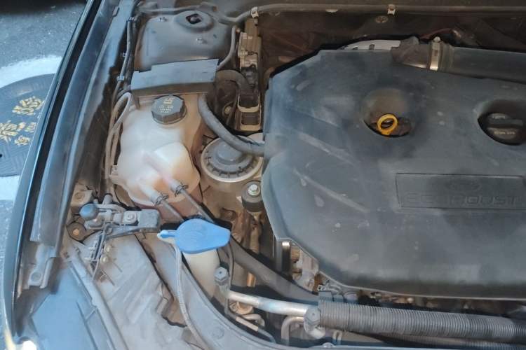 Used Ford Mondeo 2013 2.0L GTDi 200 Luxury Model Engine Bay Right