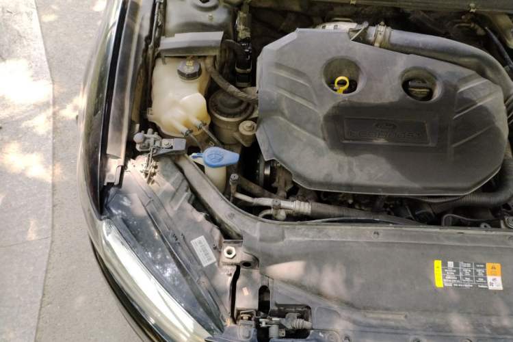 Used Ford Mondeo 2013 2.0L GTDi 200 Luxury Model Engine Bay Right